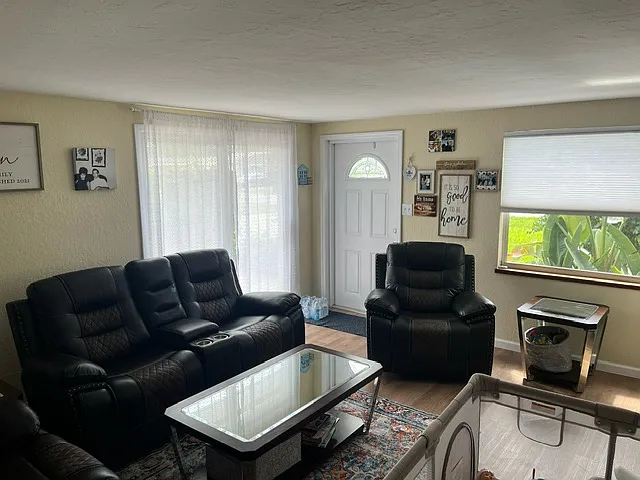 3405 Cambridge Dr — Photo 3