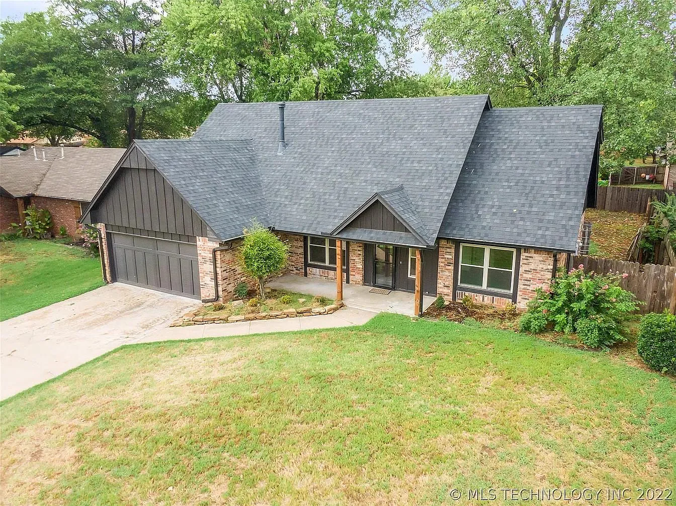 4 bed, 2.5 bath, 2400 sqft, $2,500 — Photo 2