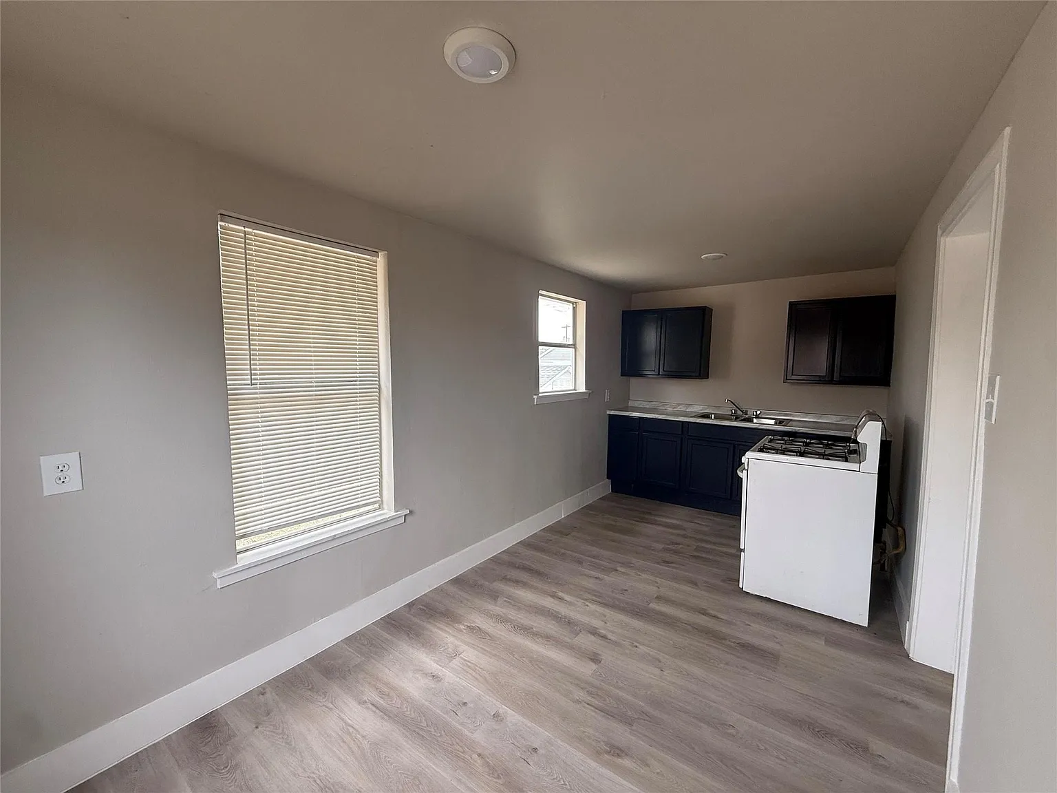 1 bed, 1.0 bath, 2016 sqft, $1,200 — Photo 3
