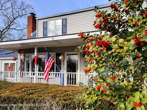 2nd image of 32 Point O Woods Drive
