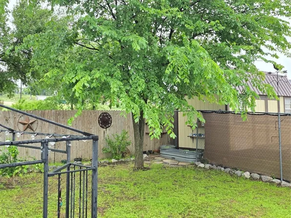 119 Enchanted Lakes Dr, Azle, TX 76020