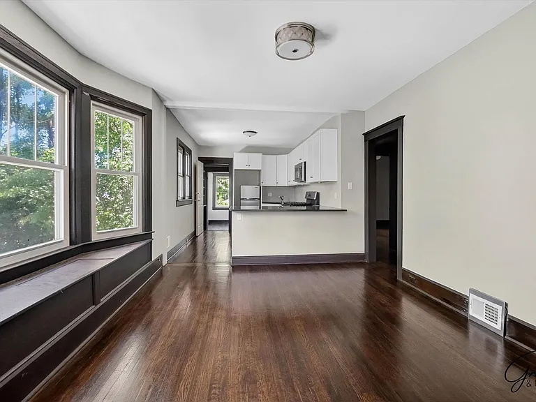 1923 W Bethune - James Landy — Photo 9