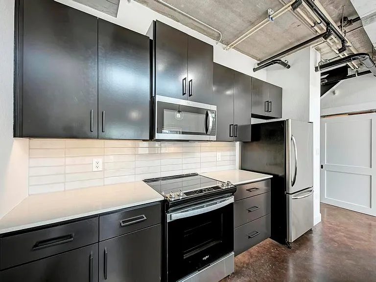 807 E 14th St #305 — Photo 27