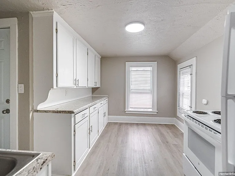 702 S Commercial St — Photo 9