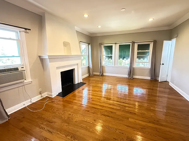 8001 1/2 Blackburn Ave — Photo 38