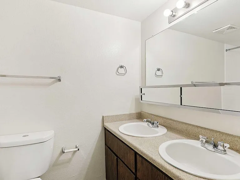 11-web-or-mls-E_Hampton_St_-_Unit_207_-_011