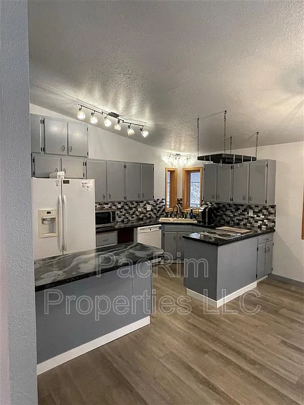 4 bed, 3.0 bath, 2050 sqft, $3,300 — Photo 4