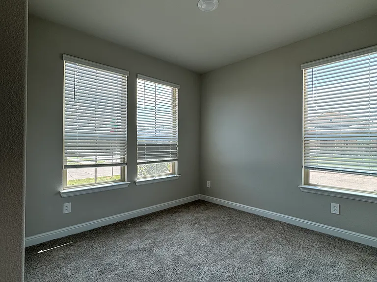 1201 Lisburn Dr — Photo 2