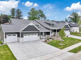1354 Heights Ct, Bettendorf, IA