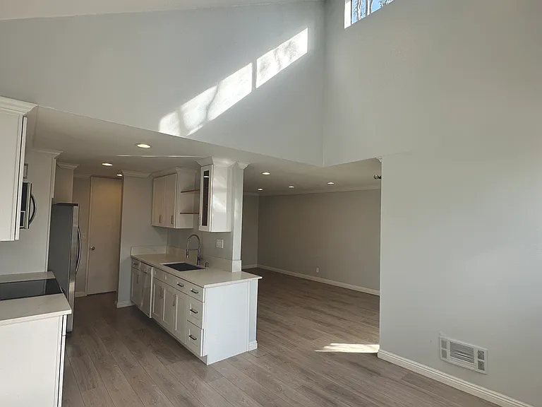 5950 Canterbury Dr — Photo 2