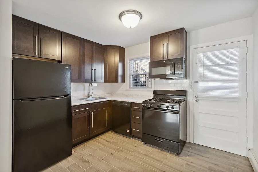 Sherwood Court Apartments — Photo 3