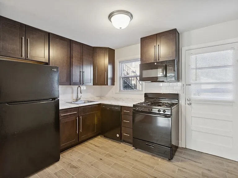 Sherwood Court Apartments — Photo 3