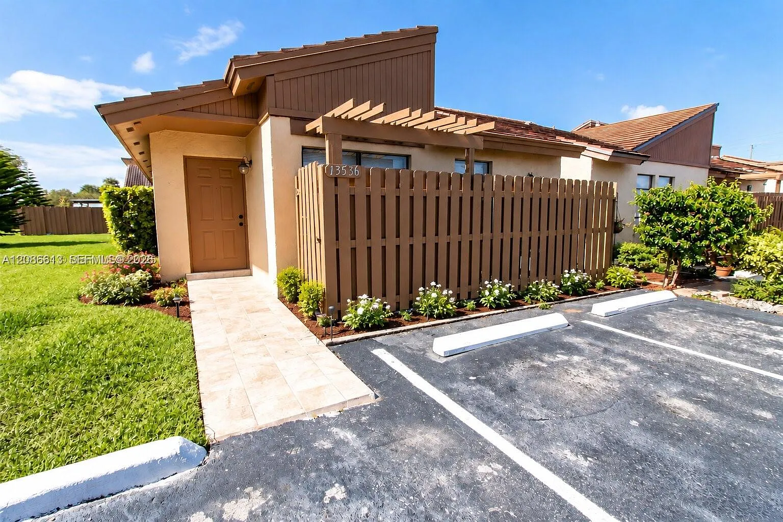 Tamiami Lakes Townhomes S — Photo 1