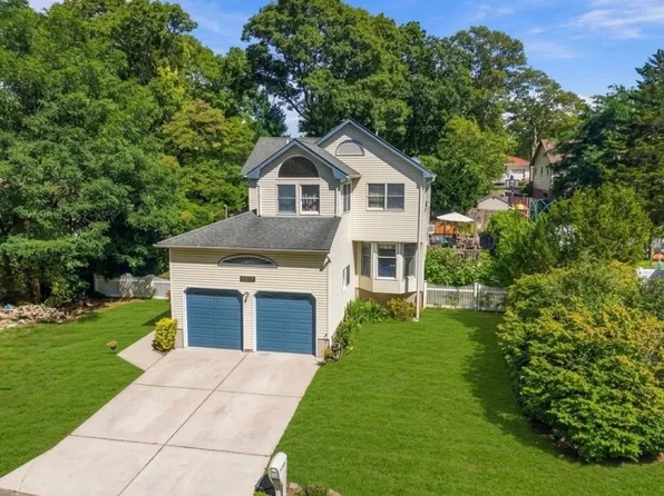 277 Smith Rd, Shirley, NY 11967