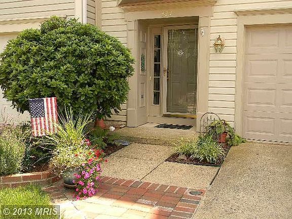 2nd image of 327 Barnfield Sq NE