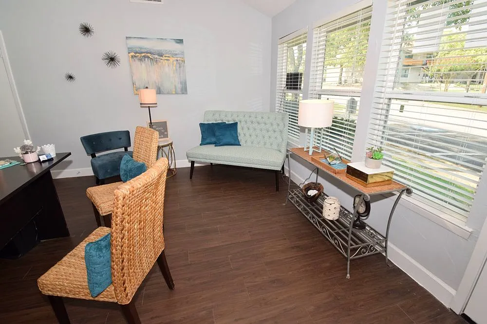 Lakeshore Villa Apartments — Photo 2