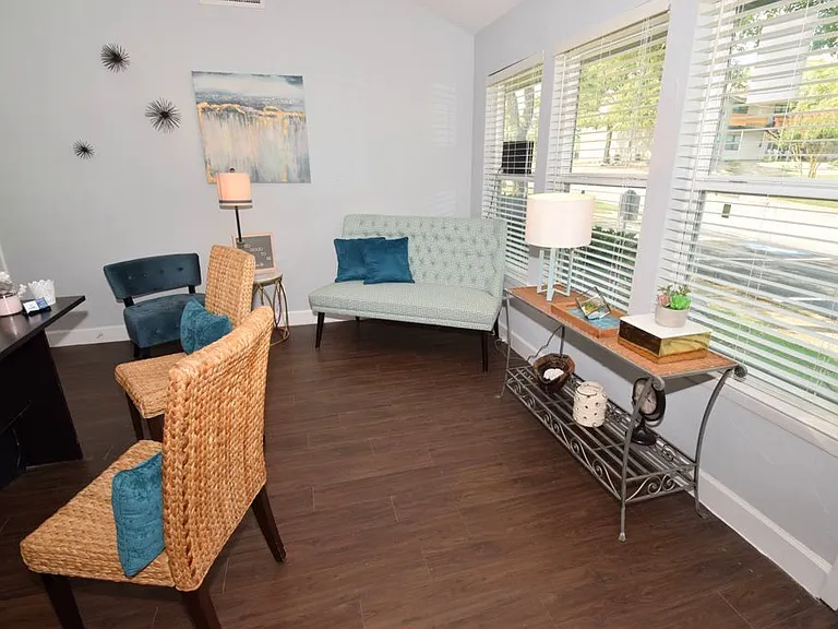 Lakeshore Villa Apartments — Photo 2