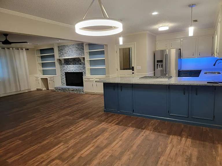 741 Longwood Dr — Photo 2