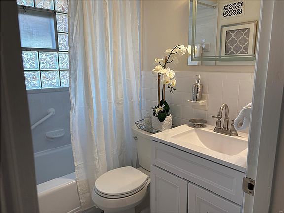 4th image of 208 Walworth Dr