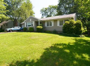 33 Robinwood Rd, Trumbull, CT 06611