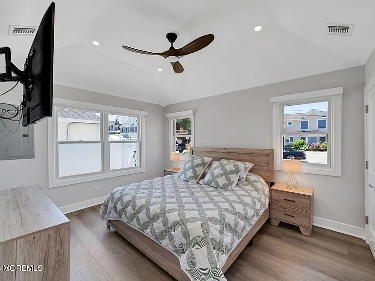 347 Bay Ln — Photo 33