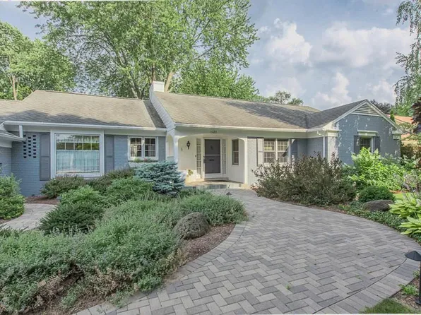 1123 Holyrood St, Midland, MI 48640
