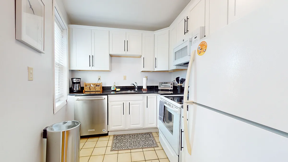 Building Photo - 1004 Tremont St #4