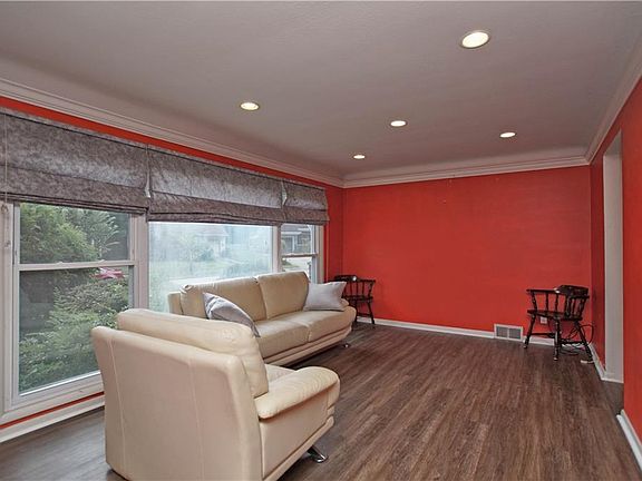 4th image of 24015 Glenhill Dr