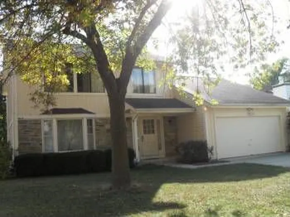 2S670 Continental Dr, Warrenville, IL 60555