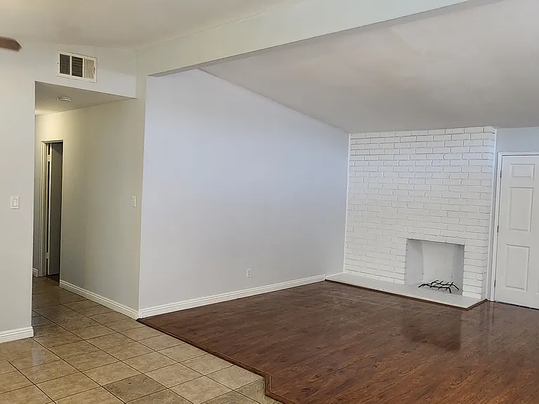Living Room, high ceiling