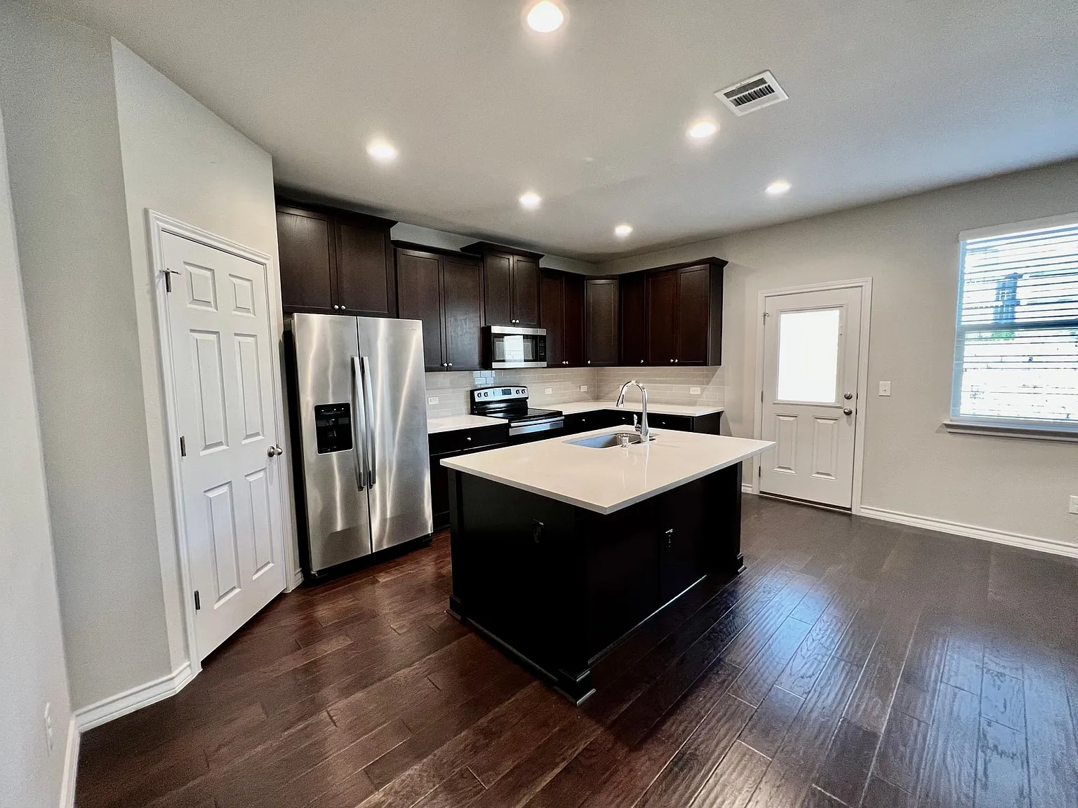 3 bed, 2.5 bath, 2134 sqft, $2,100 — Photo 4
