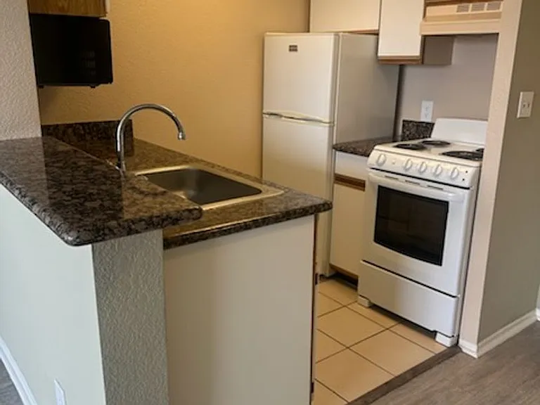 Russell Court Apartments — Photo 11