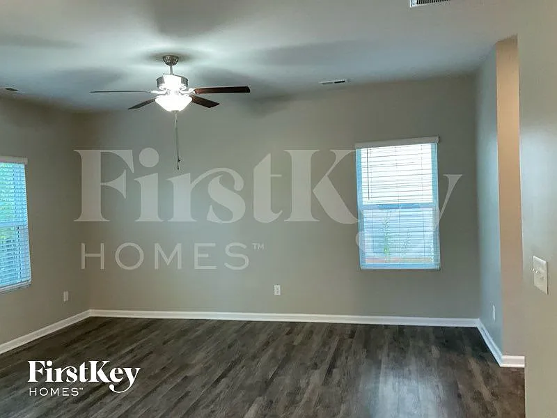 4 bed, 2.5 bath, 1841 sqft, $2,580 — Photo 3