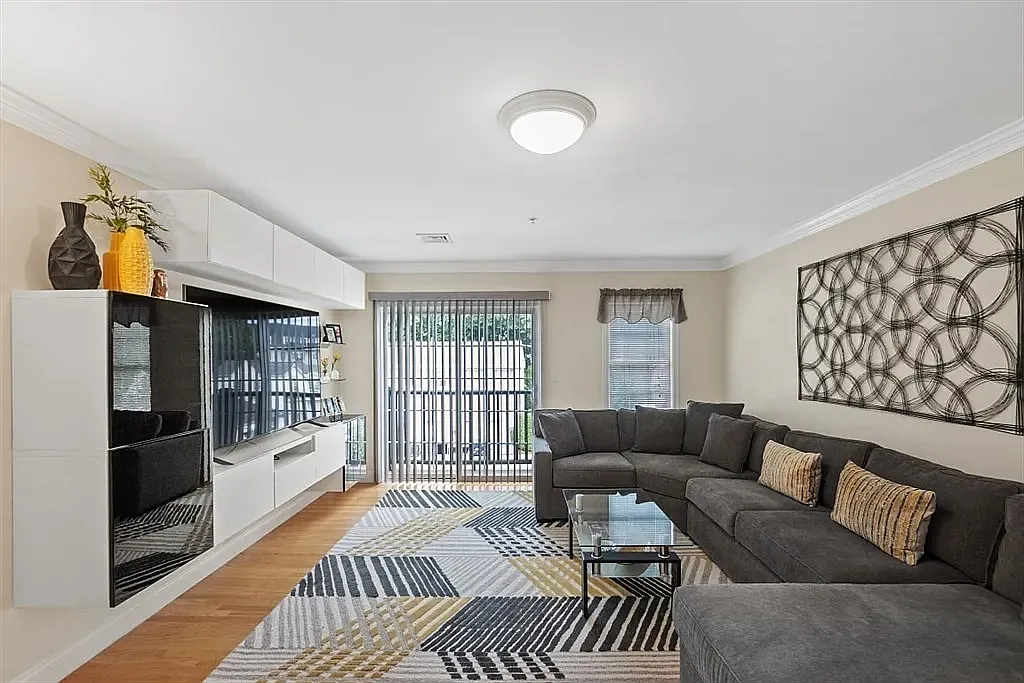 2 bed, 1085 sqft, $3,500 — Photo 1