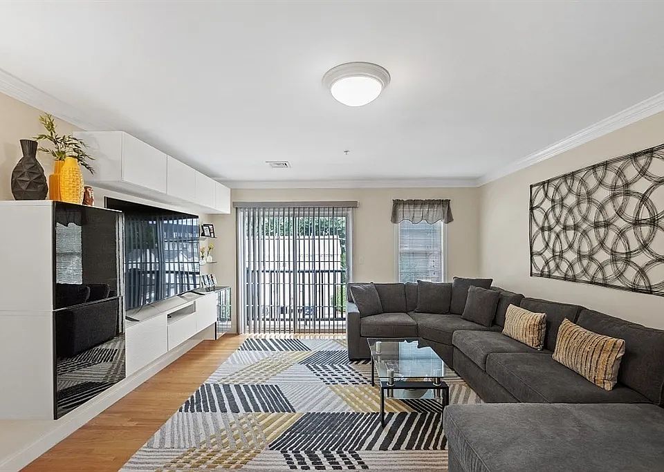 1st image of 32 Common St APT 3