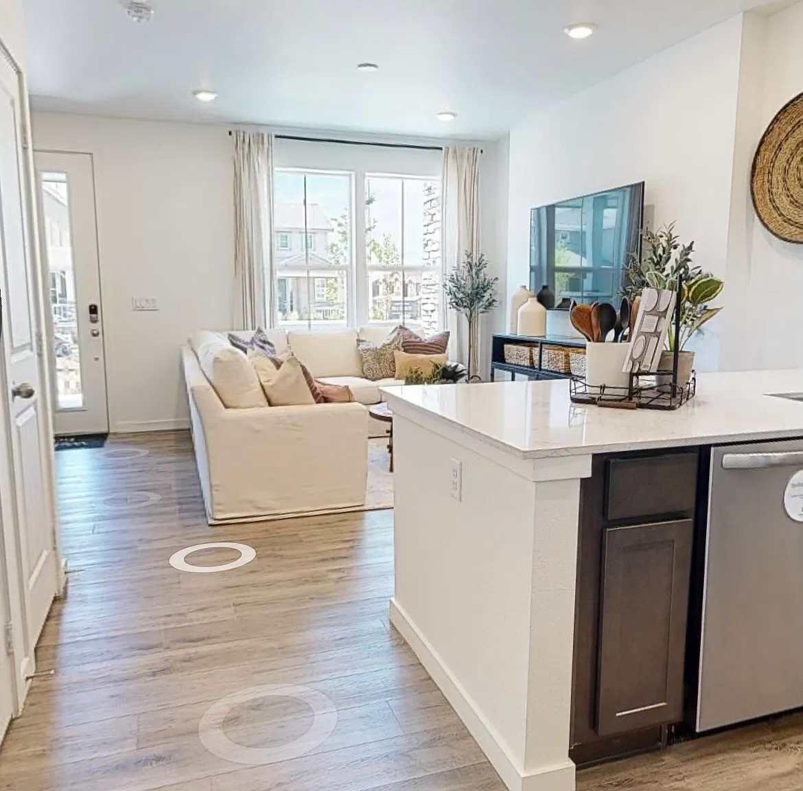 2 bed, 1266 sqft, $2,400 — Photo 3