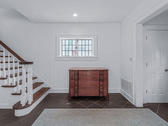 2nd image of 340 Manor Rd