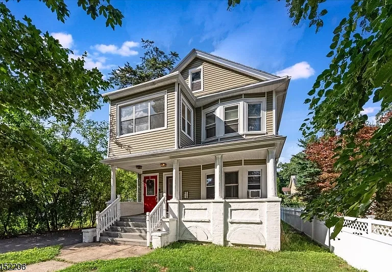 20 Howe Ave #2 — Photo 1