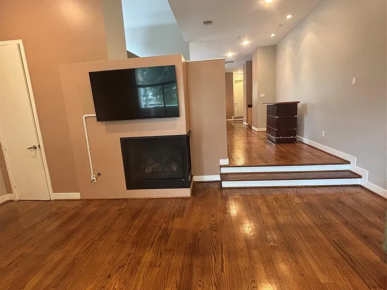 6016 Truro St — Photo 2