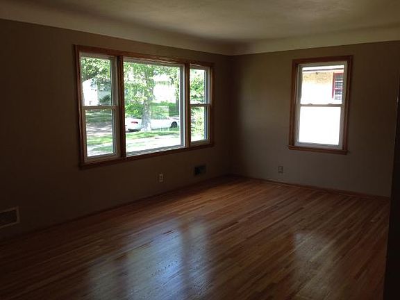 3rd image of 2086 Suburban Ave