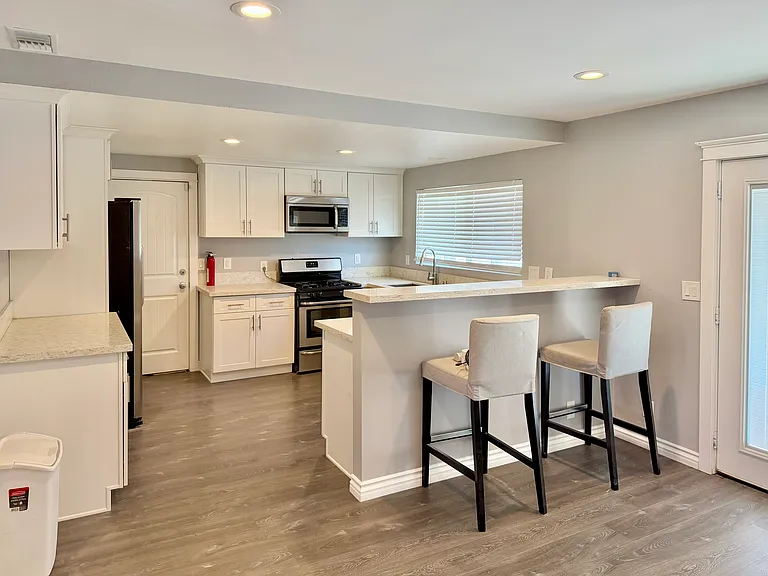 1017 W Casmalia St — Photo 7