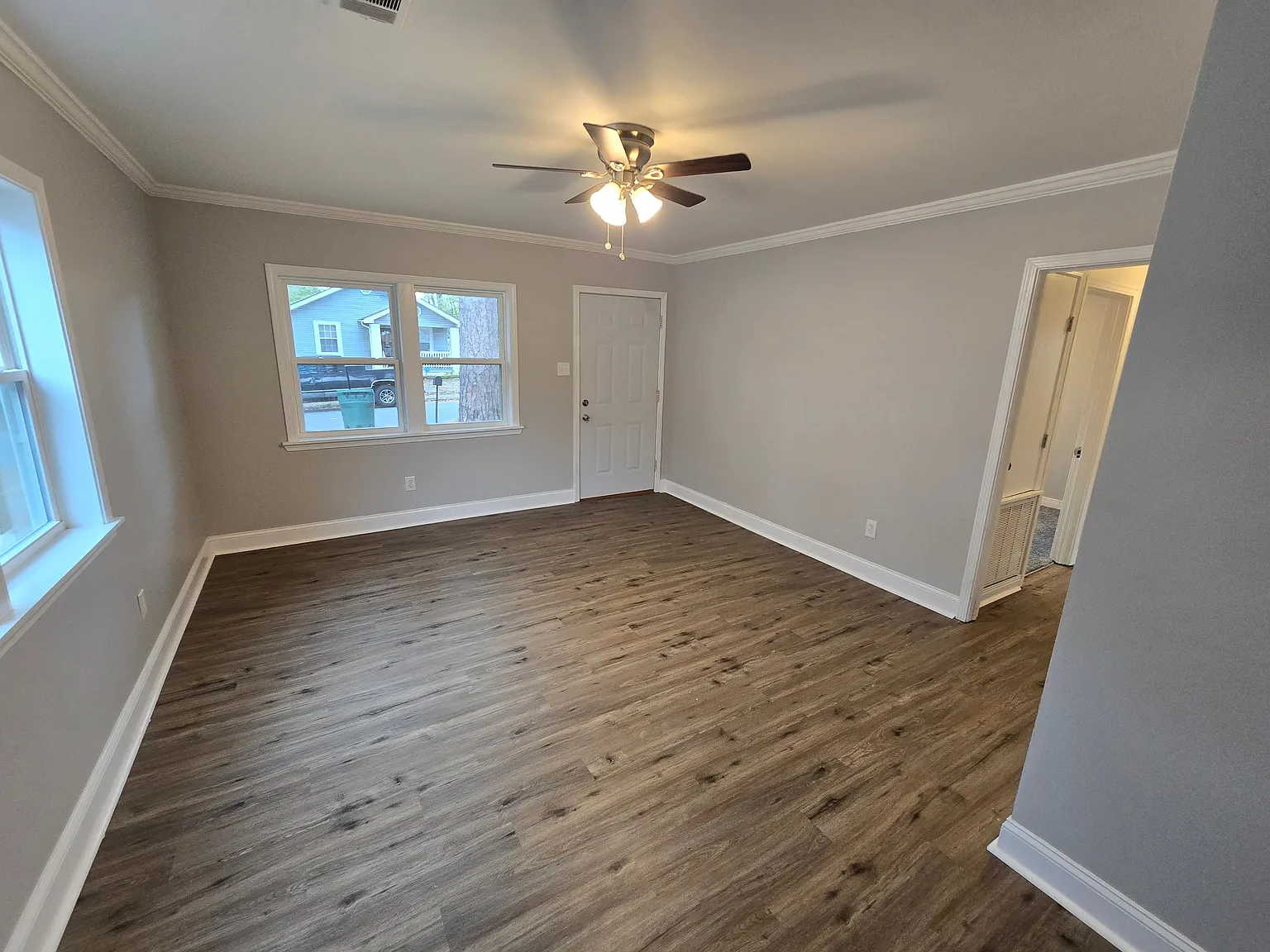 Cozy 3 Bedroom 1 Bathroom Home — Photo 3