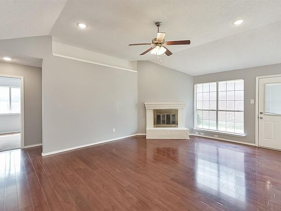 5th image of 404 Valley Mills Dr