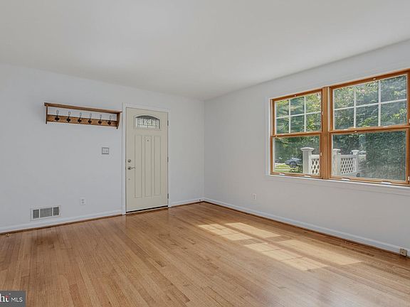 4th image of 717 Mapleton Rd