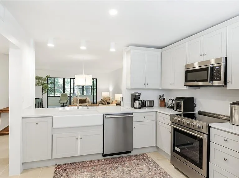 303 Springdale Dr #303 — Photo 4