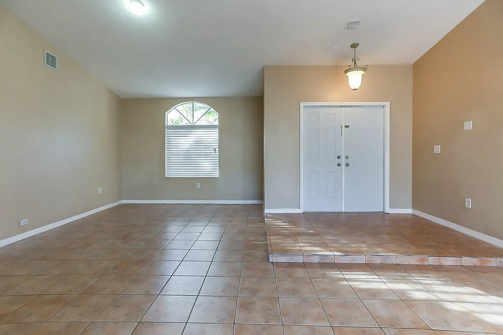 3 bed, 2.0 bath, 1799 sqft, $2,755 — Photo 3