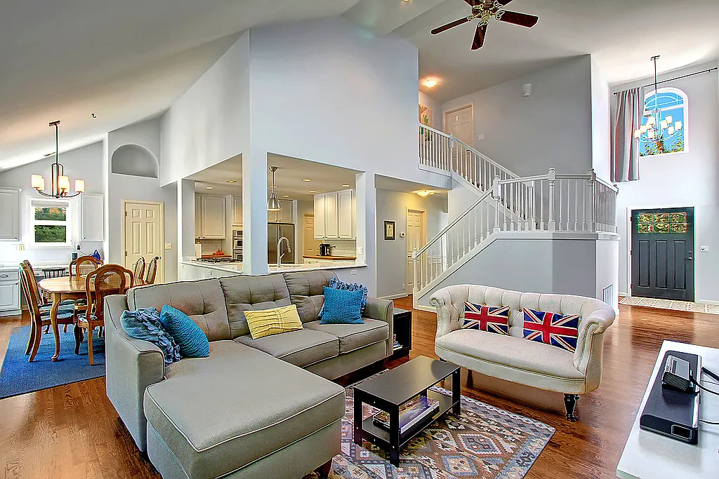 4 bed, 2.5 bath, 2573 sqft, $6,475 — Photo 3