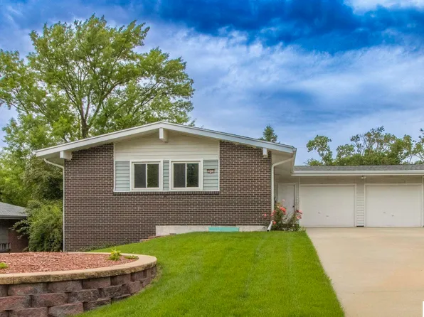 9630 Maple Dr, Omaha, NE 68134