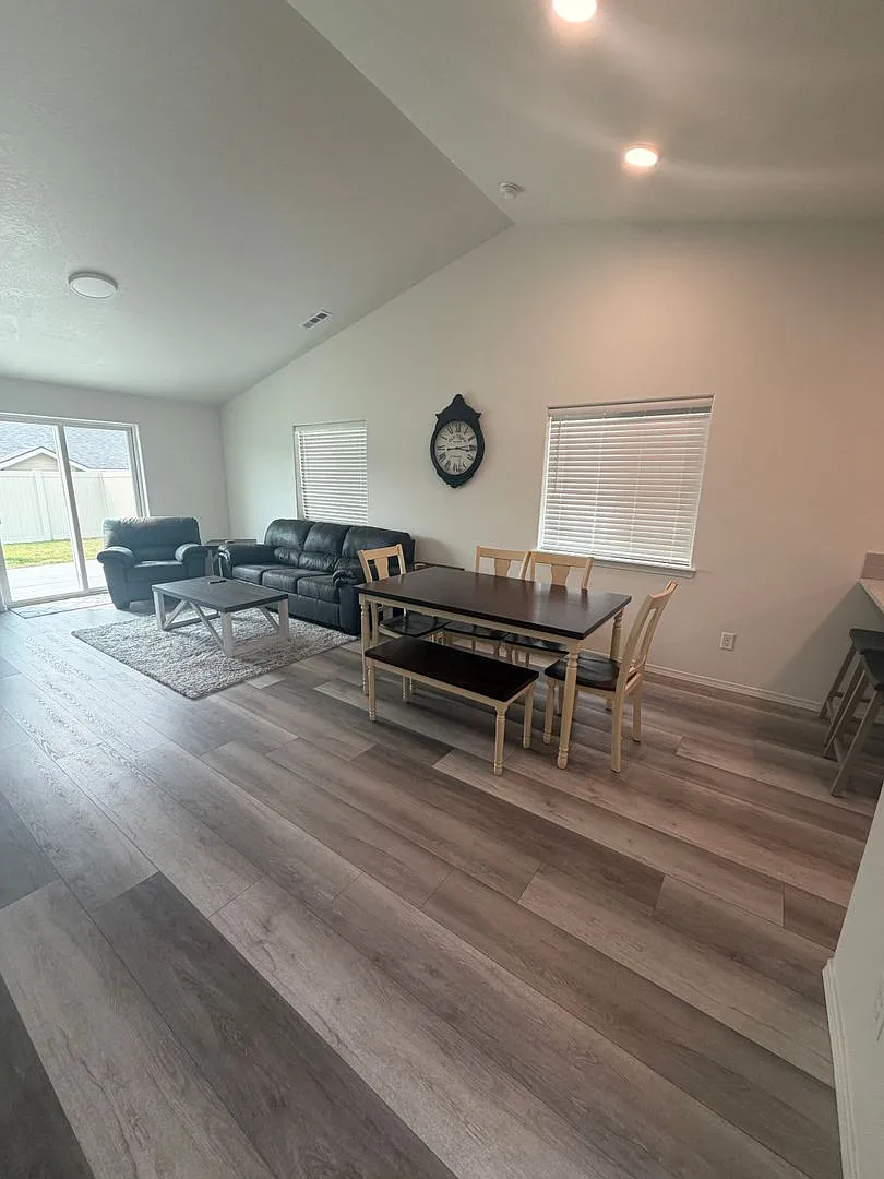 Fully Furnished Home, All utilities, Internet & Landscaping Included — Photo 4