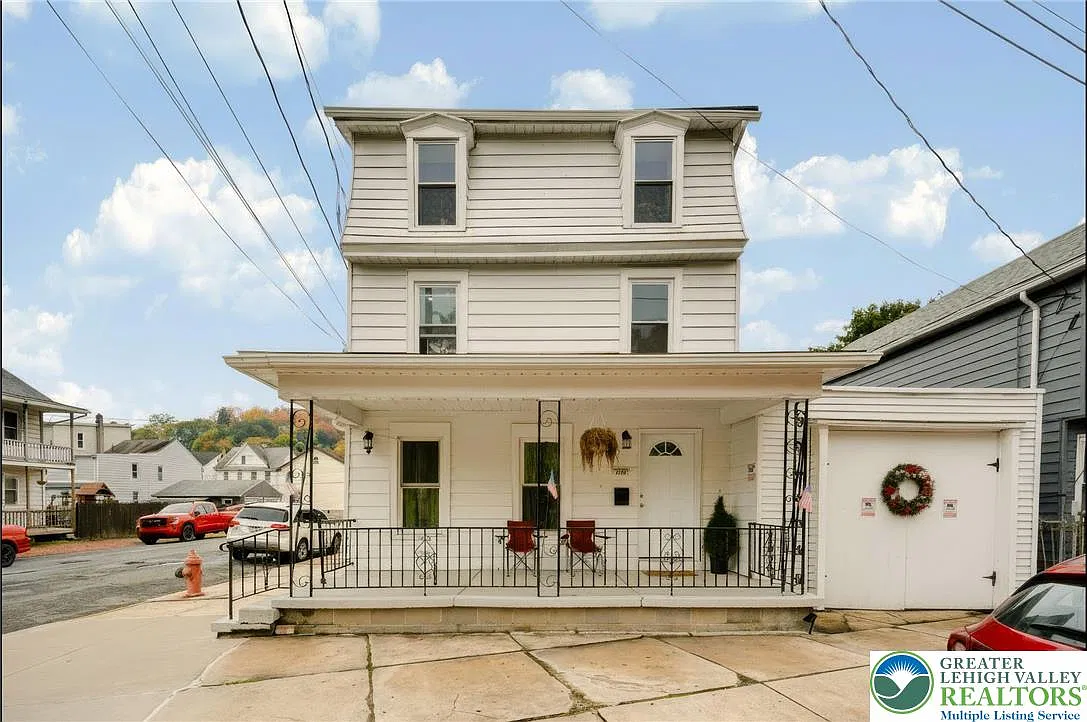 4 bed, 2.5 bath, 1935 sqft, $1,795 — Photo 1